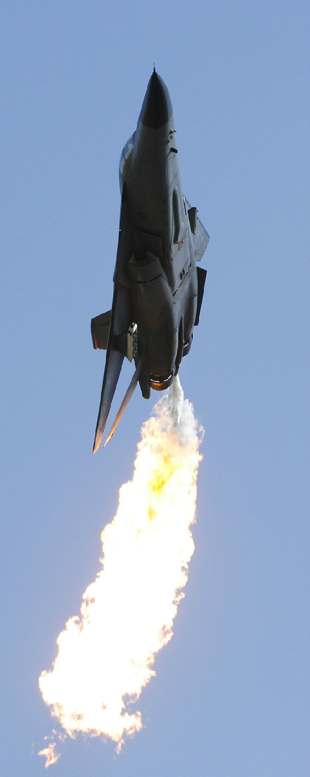 f-111战斗轰炸机(飞机)f-111战斗轰炸机(英文:f-111,绰号:aardvark