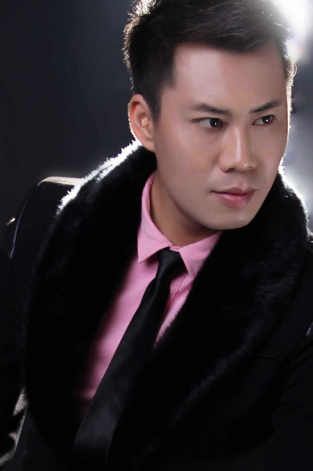 2011年10月08日发行单曲《幸福情歌》正式进入娱乐圈.