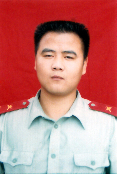 1996年12月入伍,时任武警衡阳市雁峰消防中队一班班长,二级士官