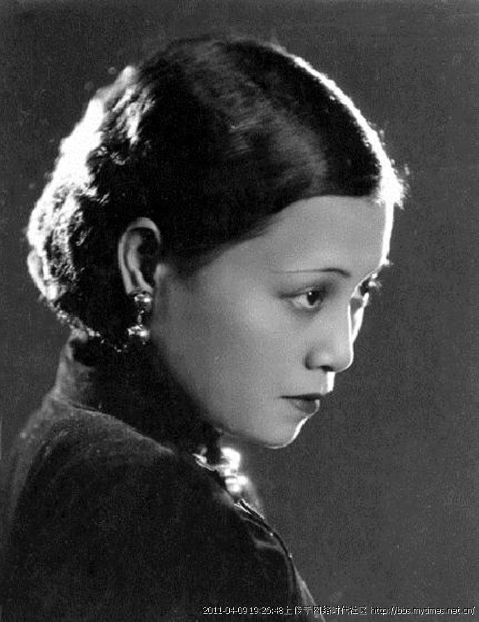 她在上海长大,自幼能歌善舞,儿时曾主演过歌剧"葡萄仙子"和"可怜的