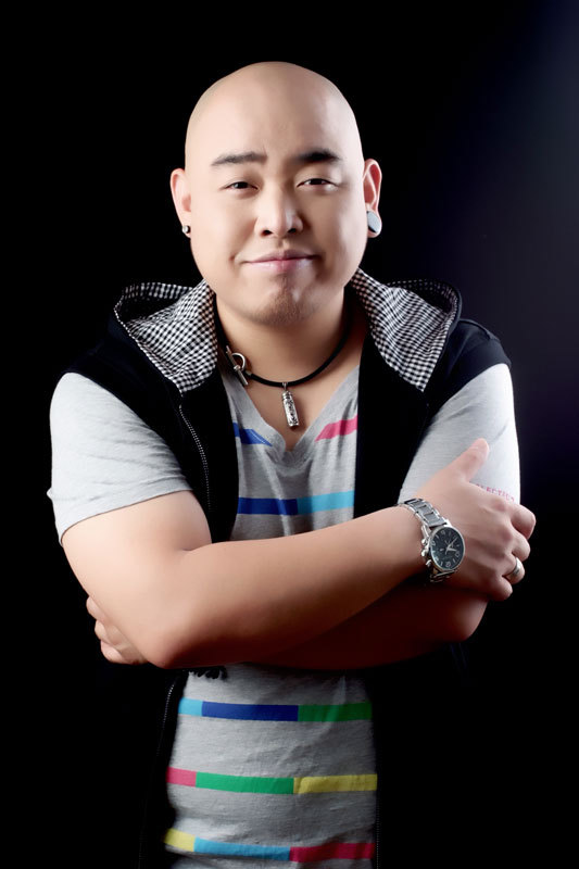 江宇(歌手)原创音乐歌手江宇,黑龙江人,原创音乐歌手,继《嫁人要嫁灰