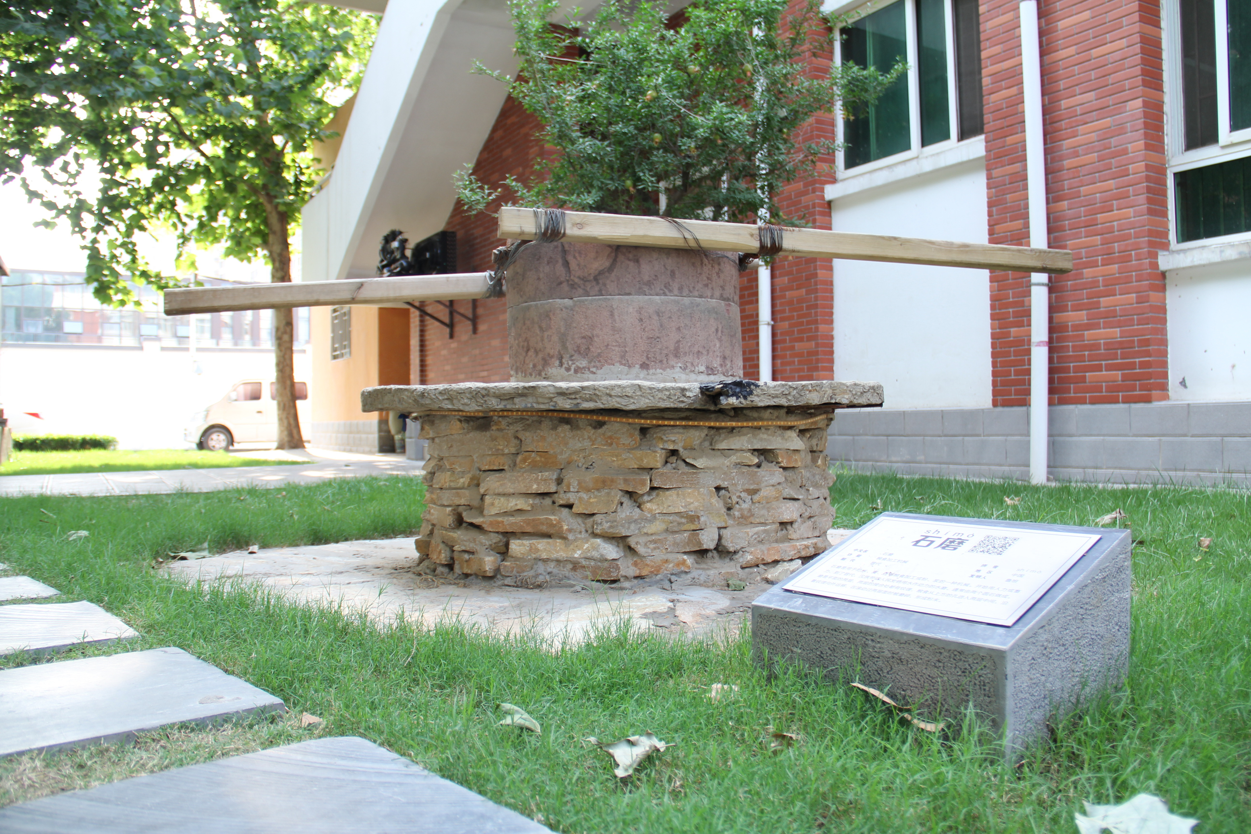 开始用人力或畜力,到了晋代,中国劳动人民发明用水作动力的水磨.