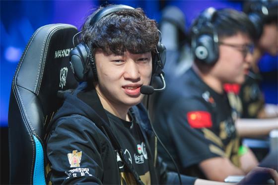 rng中单小虎暖心喊话粉丝年前比赛尽全力赢