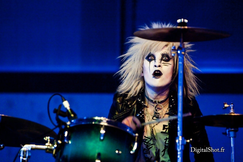 月在日本哥特风格视觉系乐队malicemizer(2001年中止活动)担任吉他手