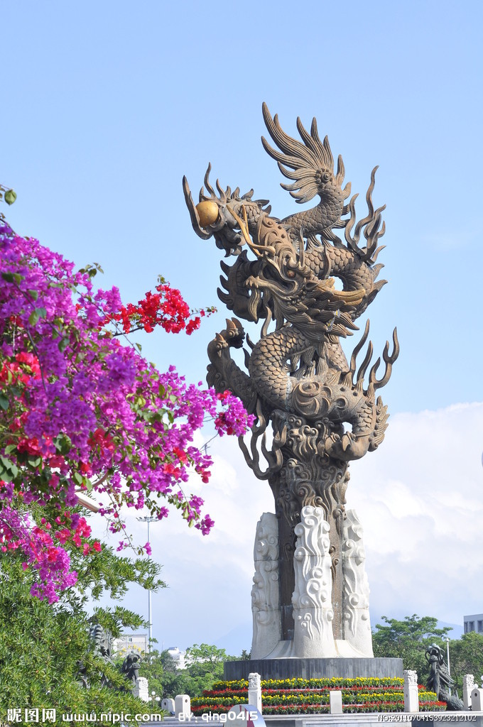 龍城(地點)龍城指匈奴祭祀天地,祖先,鬼神的地方,是匈奴的政治中心地.