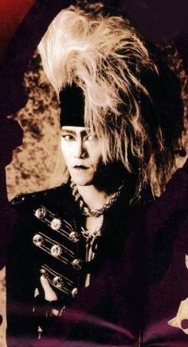 1982年组成名为x的乐队;1989年发表的专集《blueblood》正式出道