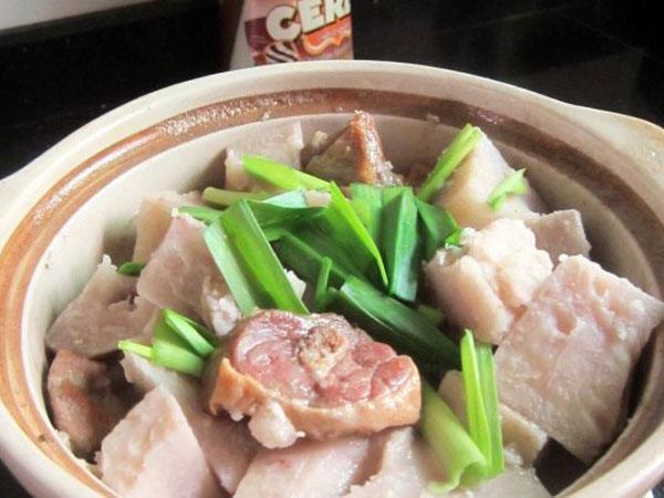 腊鸭腿焖芋头(食谱)
