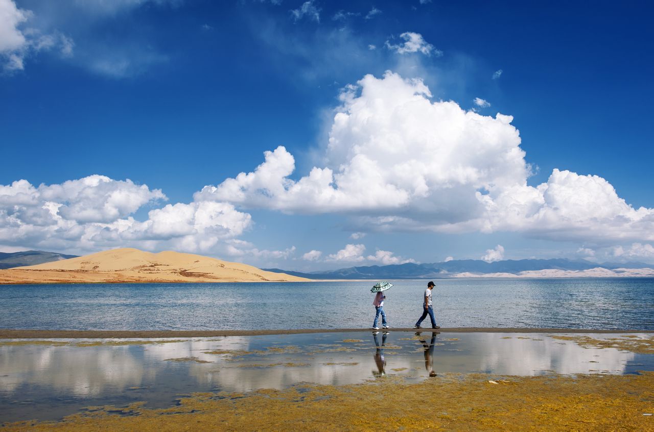 实拍中国最美的湖泊之一，一生必须要去的地方，感受它独特的美丽_青海湖
