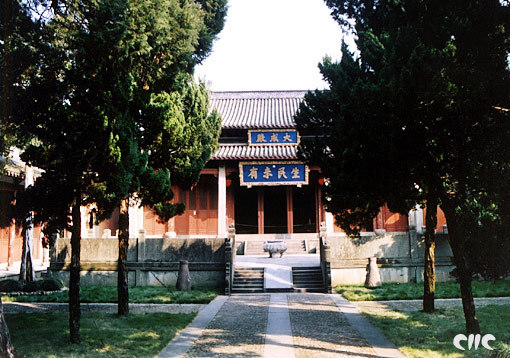 宋宝佑元年(1253年)始建,明正德十五年(1520年)迁于现址,历代多次修葺