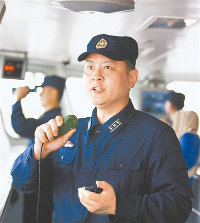 硕士研究生,毕业于海军工程大学,海军上校军衔,曾任海军"常州舰"舰长