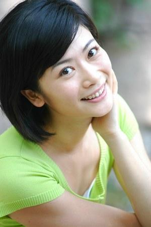 曾在《老娘舅》里塑造了"董佳佳"一角受到观众的喜爱.