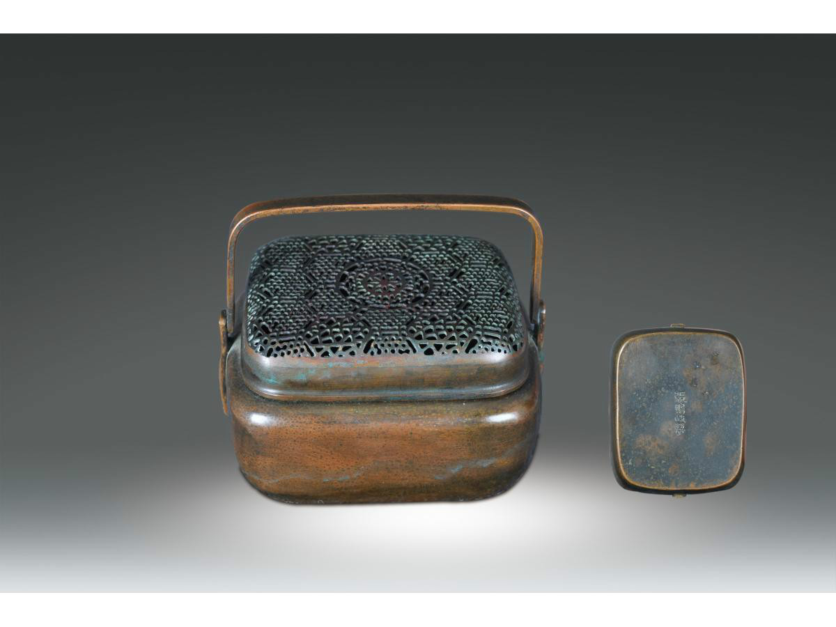 明张鸣岐铜手炉(文化遗产)这件明代张鸣岐铜手炉,长12.6厘米,宽8.