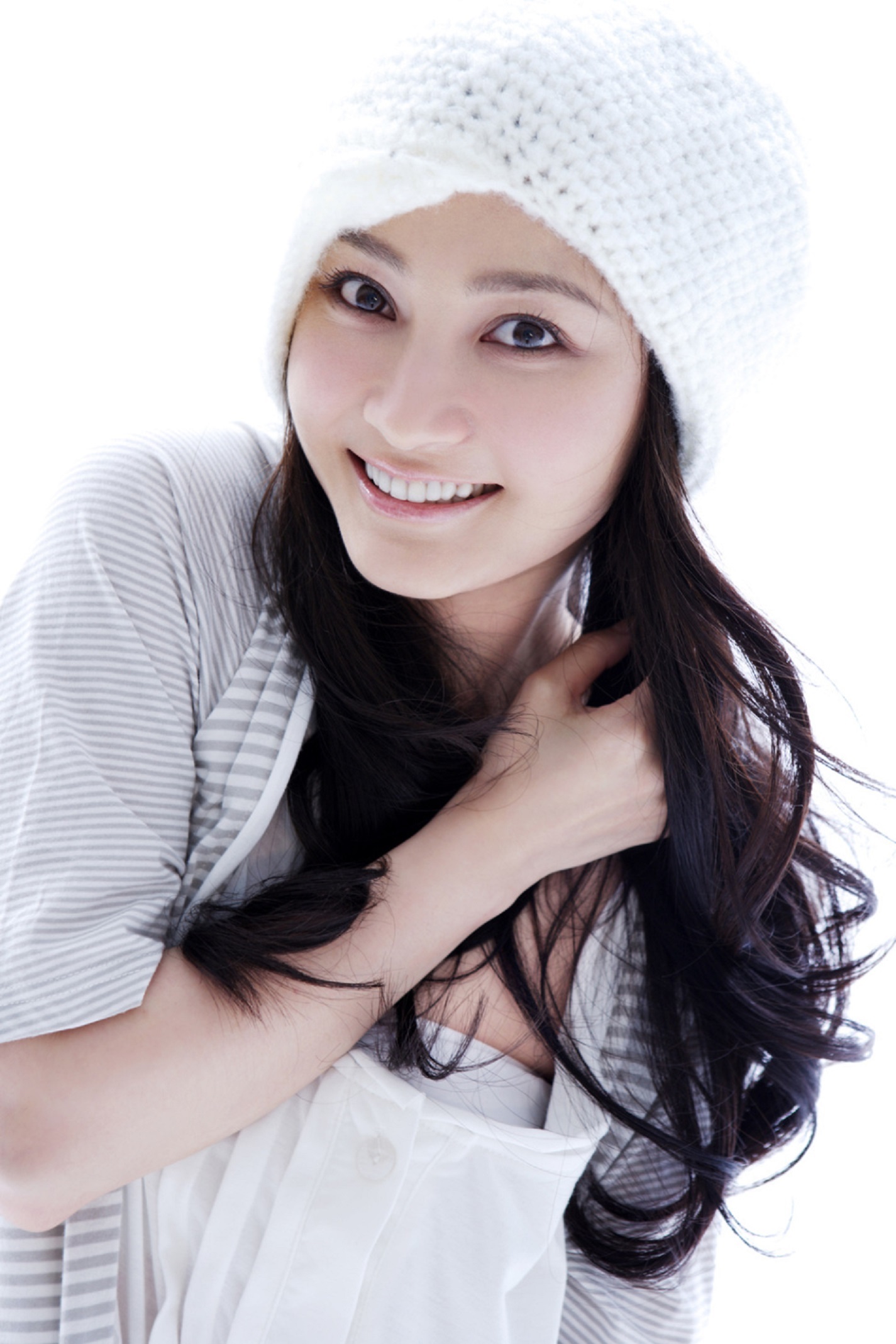 从小父母离异,10多岁就开始独立生活,早早踏入社会的她在跌打滚爬中