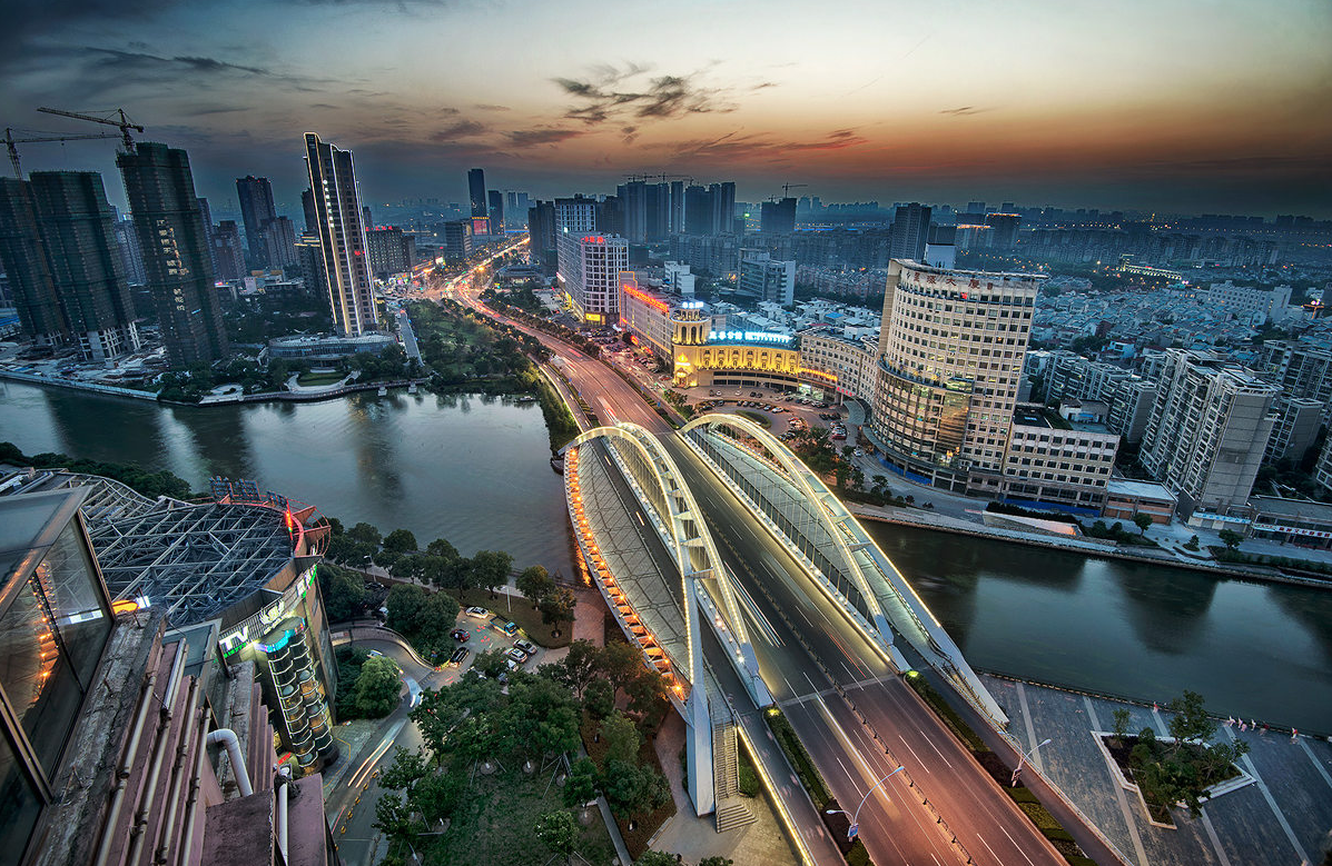 建筑)玉峰大桥是国内首座大跨度无推力斜靠式拱桥,坐落于江苏省昆山市