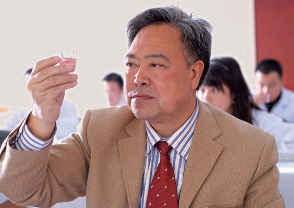 人,中共党员,著名酿酒专家,现任四川剑南春集团有限责任公司总工程师