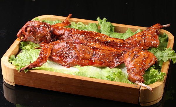 手撕兔(食谱)手撕烤兔,作为四川的传统小吃,时尚风味,经多次改良,在三