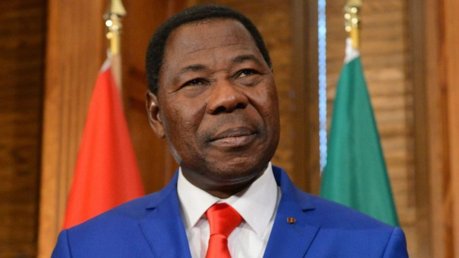 1952年亚伊出生于贝宁北部博尔古省,2006年3月赢得贝宁总统大选,2011