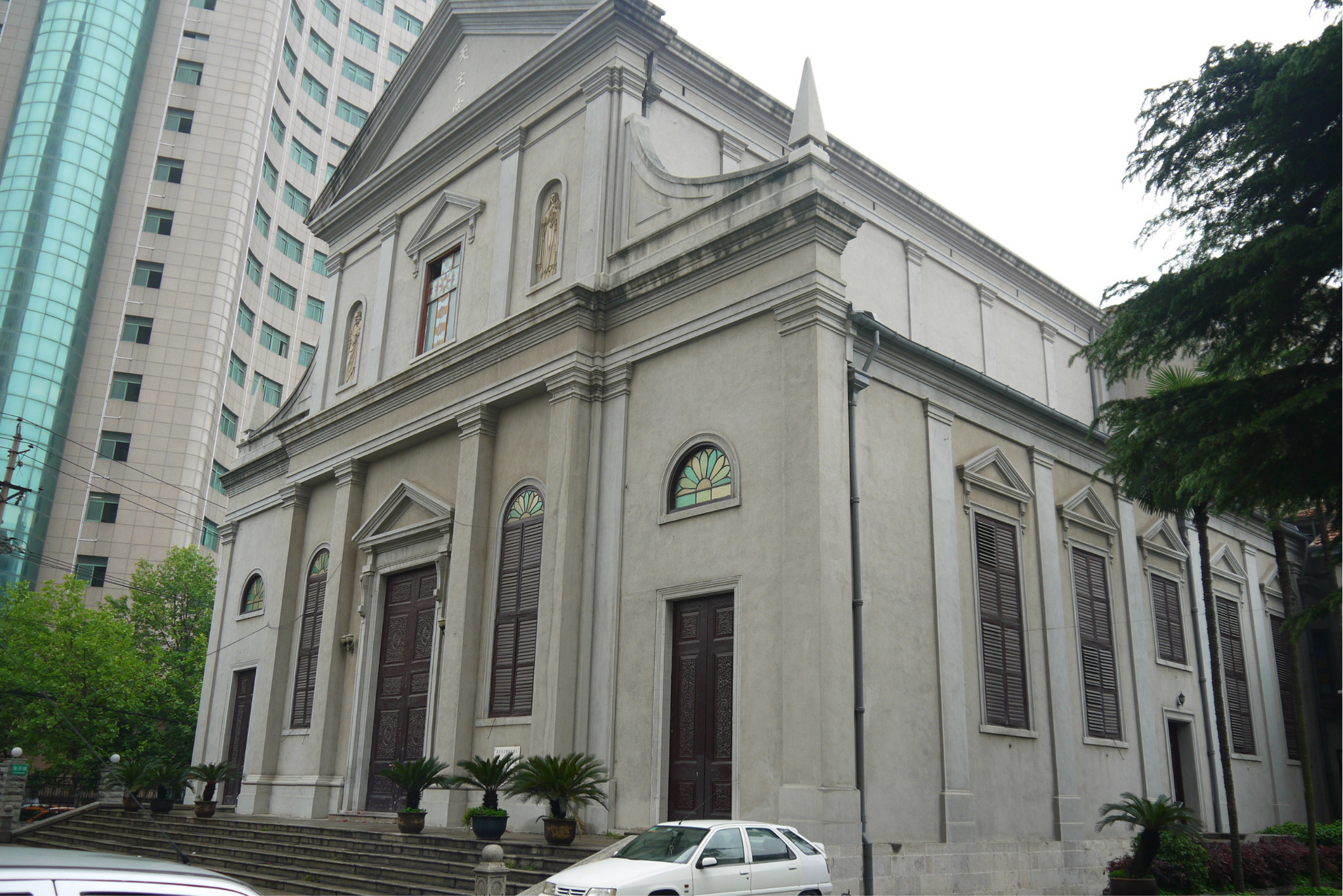 湖北省武汉市江岸区中山大道至沿江大道之间,是汉口英租界,汉口俄租界