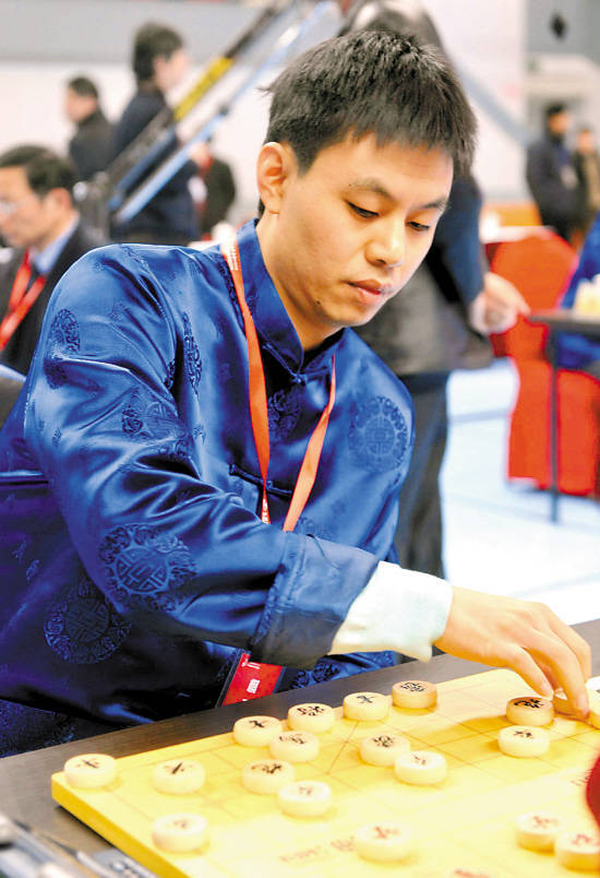 师从全国著名象棋教练章汉强,12岁调入广东棋队.