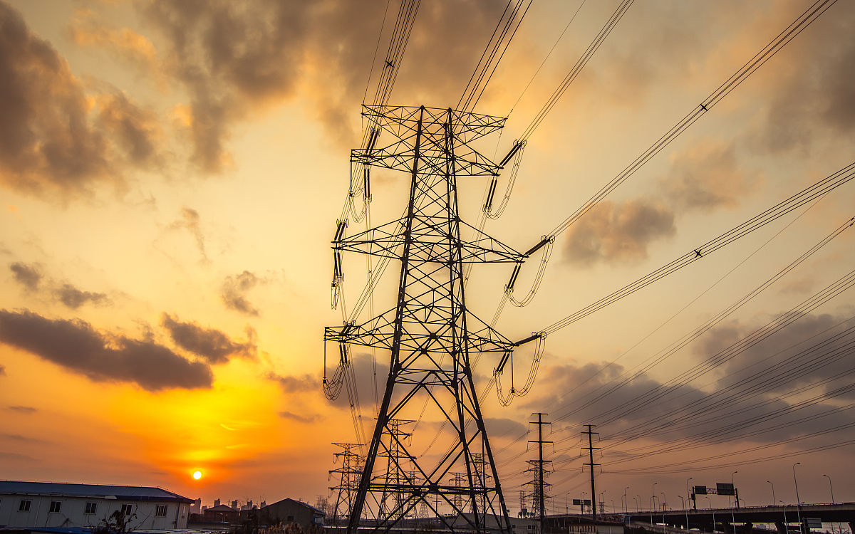 高压线(其他人物相关)高压线通常指的是输送10kv(含10kv)以上电压的输