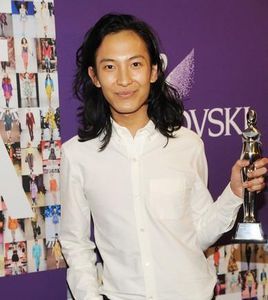 (alexander wang) (中文名王大仁)是纽约最红最年轻的华裔设计师,1983