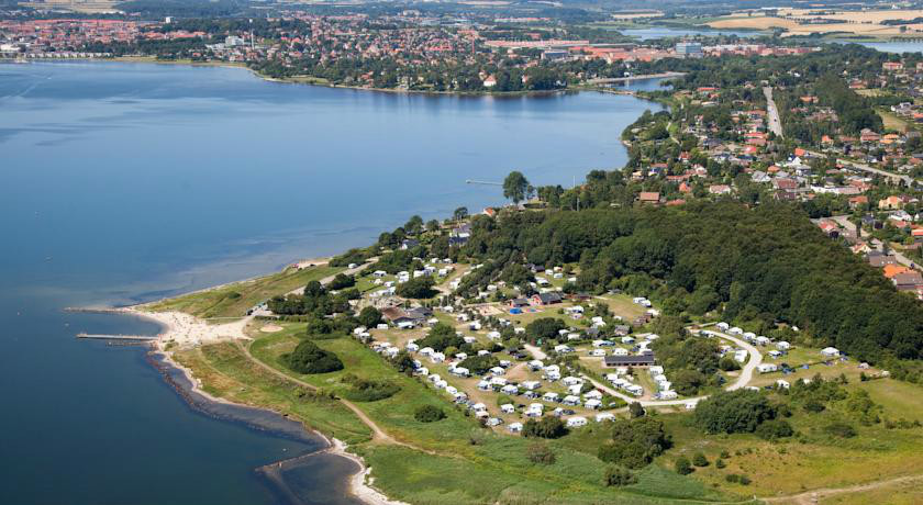 丹麦日德兰半岛东部的城市和港口.临霍森斯湾顶.