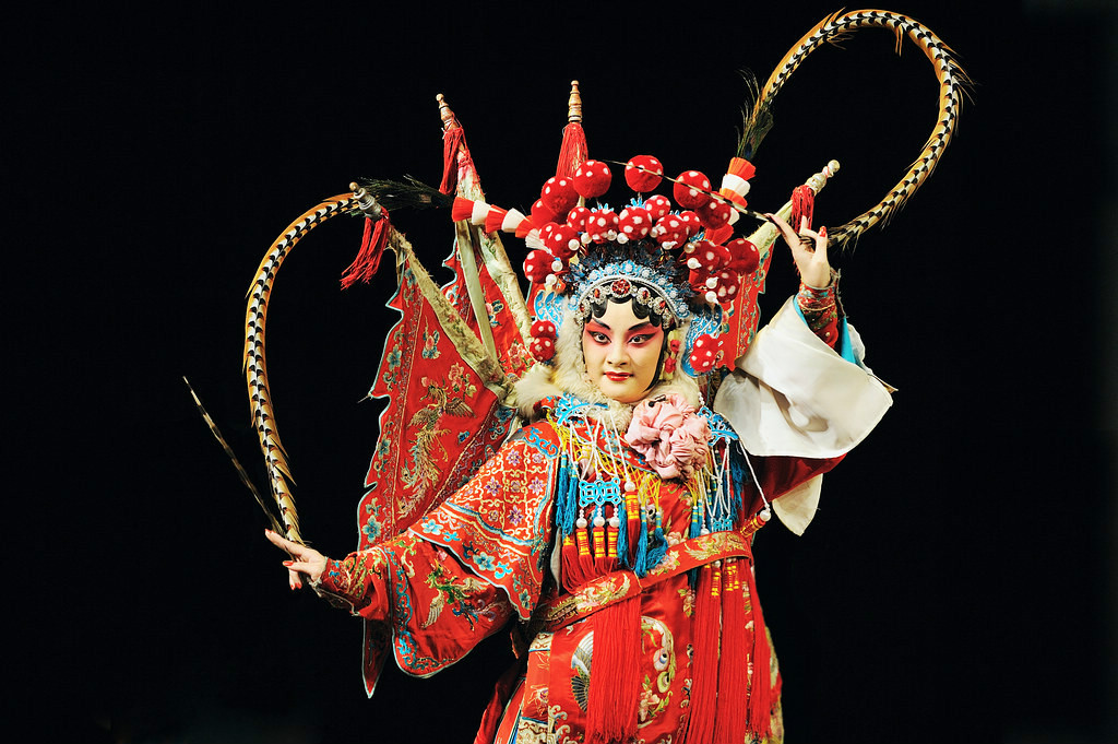 主要角色上场时,下场前,或者是一段舞蹈动作完毕后的一个短促停顿.