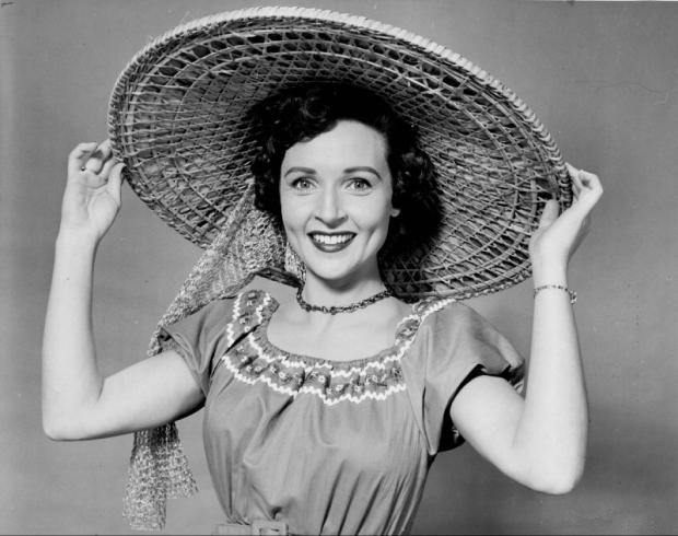 90岁老牌女星贝蒂·怀特(bettywhite)出演的《燃情克利夫兰》(hotincl