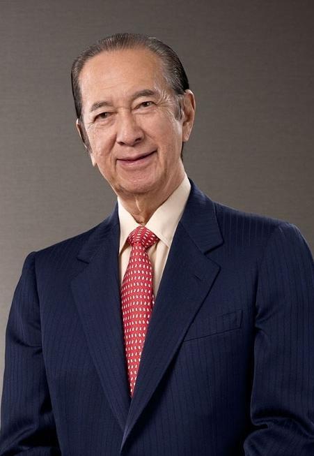 澳企业家,有"澳门赌王"之称,是何东爵士弟何福的孙儿之一,何世光儿子