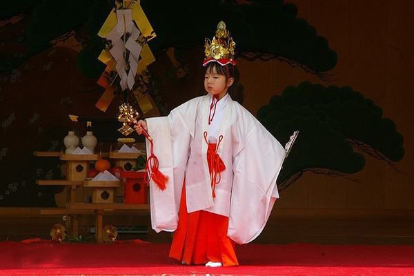 神乐(其他人物相关)神乐是日本民间一项歌舞艺术,是广泛流行于日本