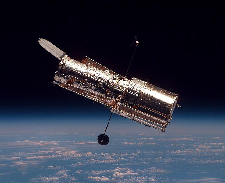它于1990年4月24日在美国肯尼迪航天中心由发现者号航天飞