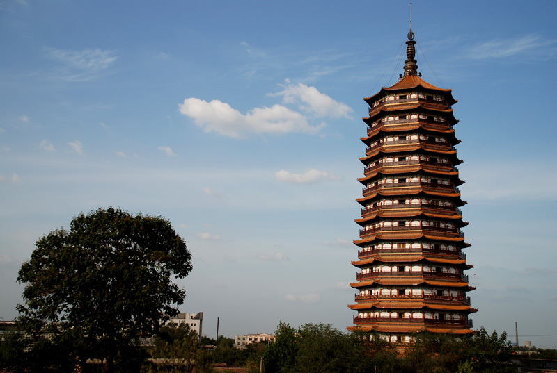 燕塔(宗教人物)莘县燕塔坐落于莘县城中心,是一座存放高僧骨灰的佛塔