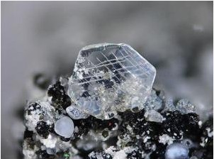 集合体为不规则粒状;双晶通常为钠长石律的聚片双晶,有时也呈卡式双晶
