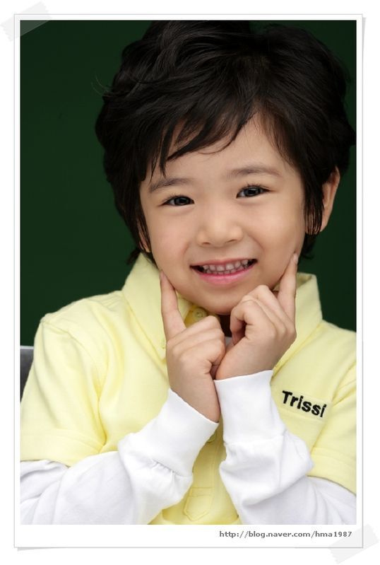 姜秀韩(演员)姜秀韩是韩国演员,清纯可爱,在拍摄电影《小王子》时,他