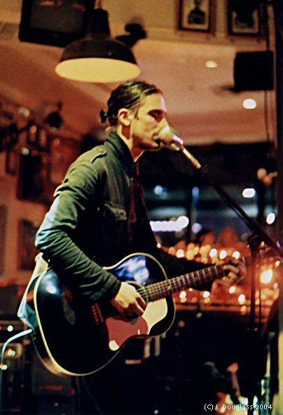 ours确切说是五人乐队,但是他们的核心人物只是jimmygnecco一人.