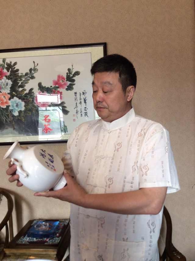江苏泗洪人,中国共党党员.中国当代作家,著名书法家,书法鉴定师,诗人.