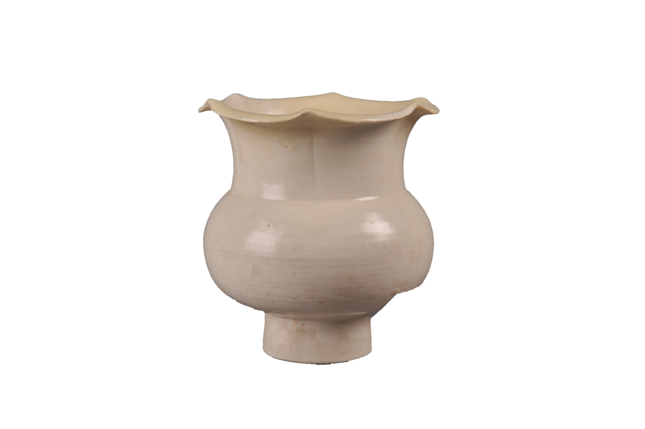 宋代白釉花口尊(文化遗产)此藏品为宋代文物.口径12厘米,高12厘米.