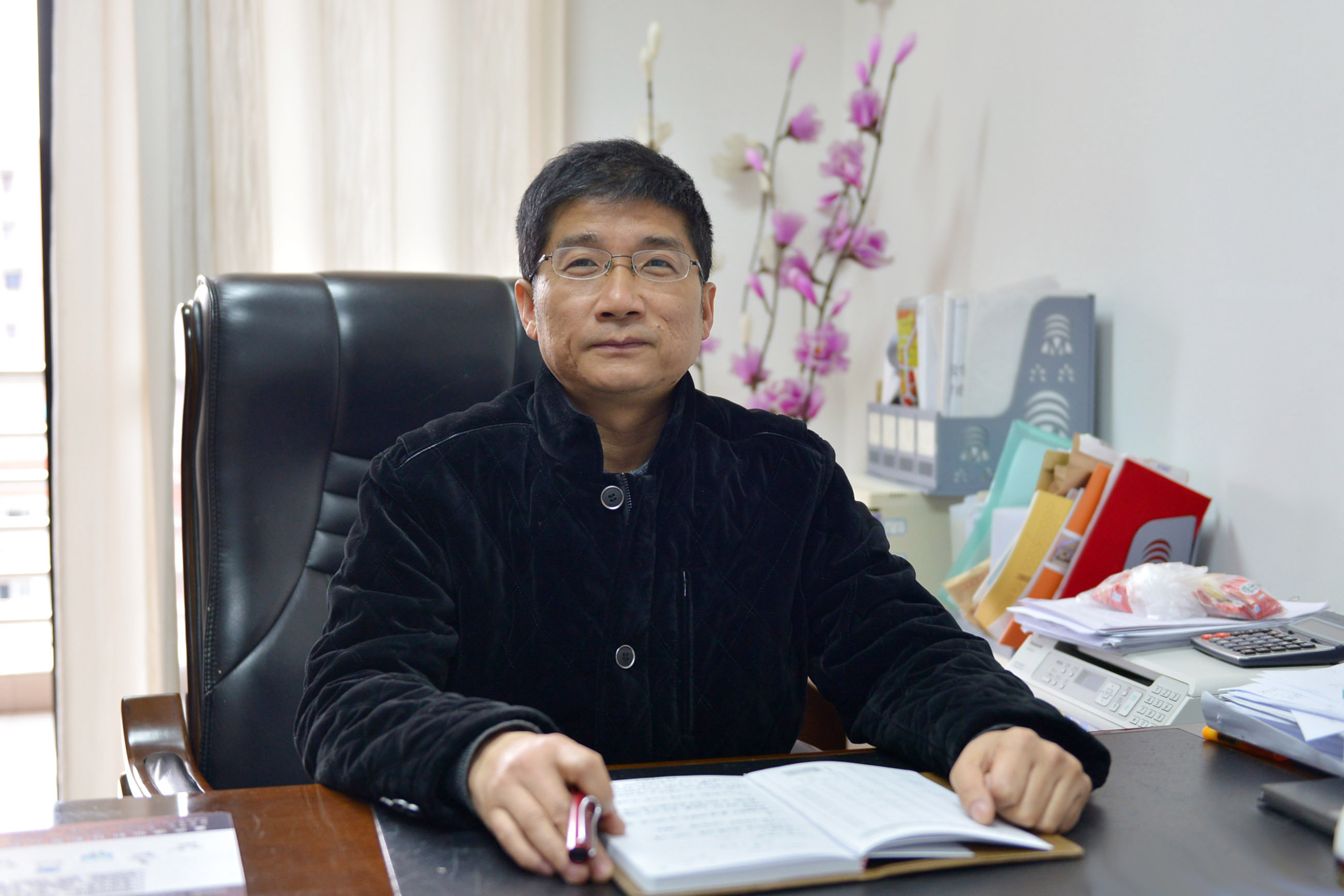 高级教师并任重庆一中学生处副主任,2004年至今担任重庆一中校长助理