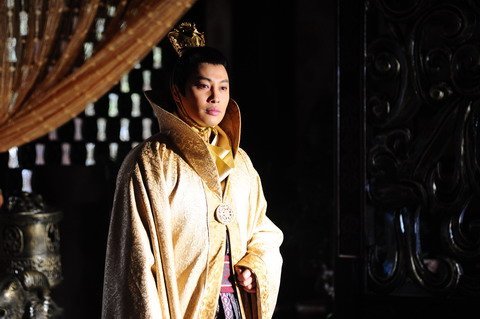 南越规矩,新一代国王登基前,必须前去圣庙参拜,由大祭祀运用九星轮