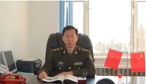 研究生学历,现任黑龙江陆军预备役步兵师第二团政治委员兼黑河军分区