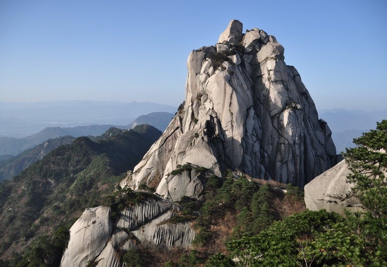 武夷山天柱峰在五曲,危石孤立耸峭,有裂隙隐约而下,似一尊倒