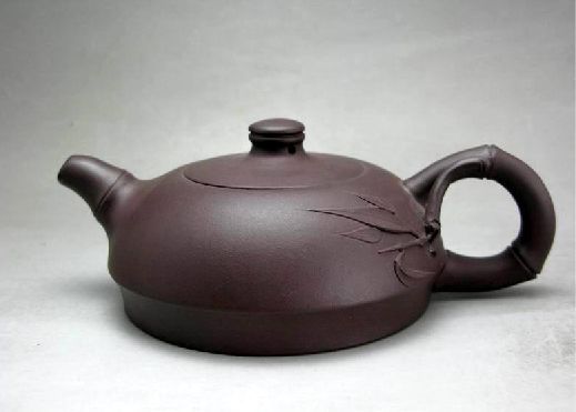 著名紫砂壶制作大师,国家级工艺美术师,中国工艺美术学会会员.