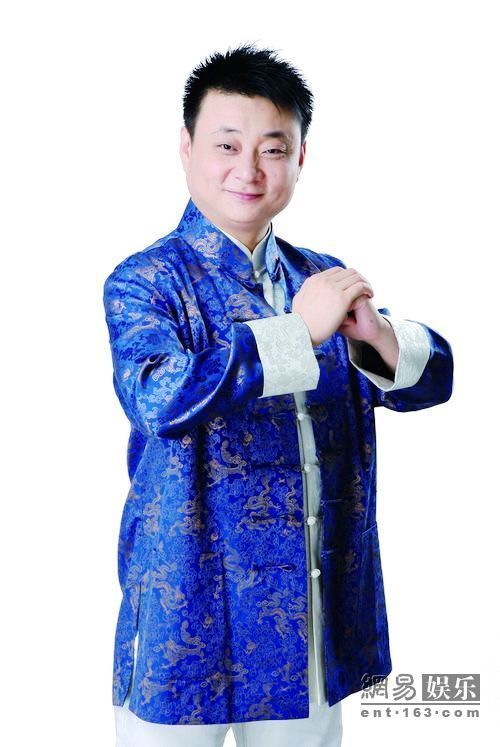 《拉呱》节目主持人,济南军区前卫文工团的一名曲艺演员,是著名相声