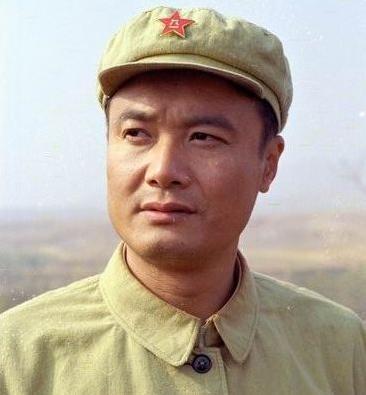 孙松饰演陈墨涵 抗日战争中,准备投奔八路军的陈墨涵,却阴差阳错的