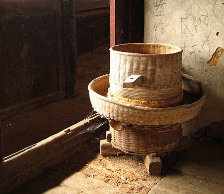 又叫磨笼,是在过去落后年代人们用来碾磨谷物,使其去皮壳的一种工具