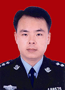 男,1974年出生,江西吉安人,中共党员,1996年1月参加公安工作,三级警督