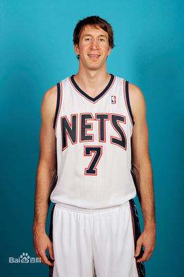 墨菲(其他人物相关)身高2米11的长人,与诺维茨基相仿,拥有一手三分球