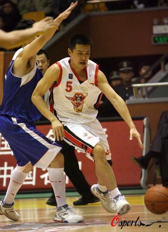 今年夏天他一度复出代表东莞柏宁参加了nbdl的比赛并且帮助球队夺得