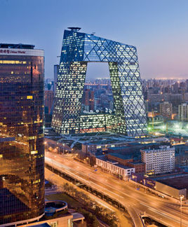 位于北京商务中心区,内含央视总部大楼,电视文化中心,服务楼,庆典广场