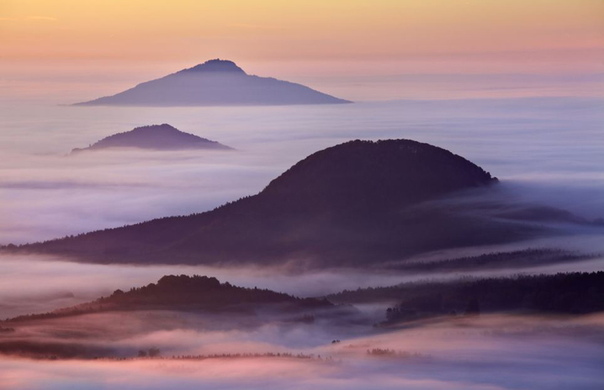 比喻令人烦恼之事.3. 有云雾状底纹的织物.4. 指有云雾状底纹的纸 ..